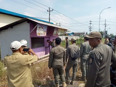 Puluhan Warung Remang-remang di Siwalan Pekalongan Akhirnya Dibongkar