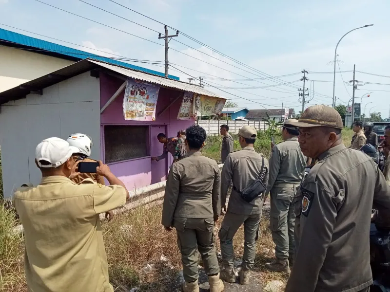 Puluhan Warung Remang-remang di Siwalan Pekalongan Akhirnya Dibongkar