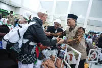 Dari Makkah Tiba di Jawa Tengah, Tangis dan Sujud Syukur Warnai Kedatangan Jemaah Haji