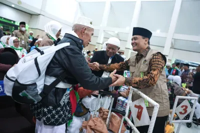 Dari Makkah Tiba di Jawa Tengah, Tangis dan Sujud Syukur Warnai Kedatangan Jemaah Haji