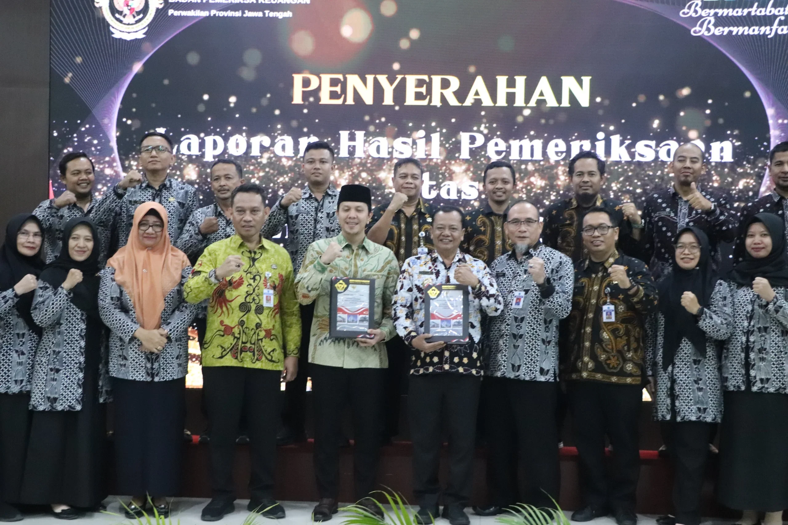 Wakil Bupati Brebes Wurja bersama Wakil Ketua DPRD Brebes dan jajarannya menunjukan penghargaan opini WTP BPK RI Jateng.