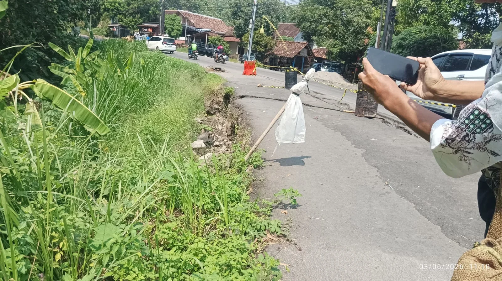 Jalur Kaliwungu–Boja Kendal Lumpuh Sebagian, Perbaikan Jalan Ambles Belum Dimulai