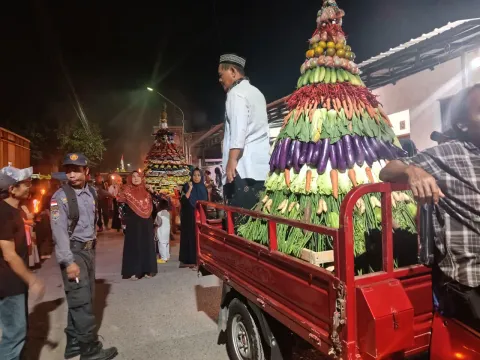 Tradisi 10 Muharram di Dukuhsalam Tegal, Warga Arak-Arakan Gunungan Hasil Bumi dan Tahlil di Dua Makam Kramat