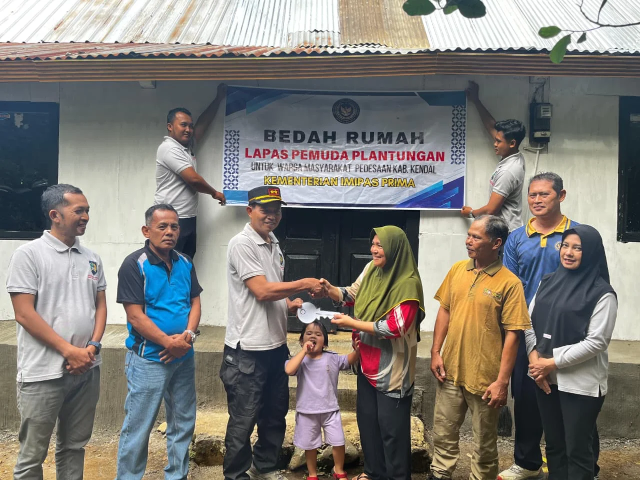 Gotong Royong di Balik Jeruji, Pegawai dan WBP Lapas Plantungan Kendal Bedah Rumah Warga