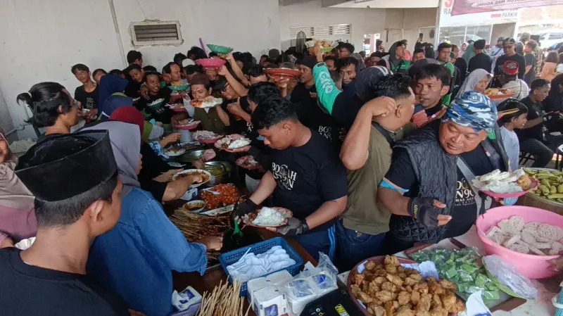Ratusan Ojol Brebes Serbu Dapur Desa MBM, Inisiasi Warga Anggaran dari Donatur