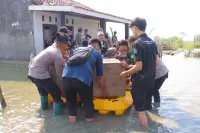 Di Tengah Kepungan Rob di Kendal, Siti Rokhanah Akhirnya Tinggalkan Rumah yang Bertahun Jadi Tempat Bertahan