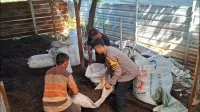 Polisi di Kendal Bagikan Pupuk Organik Gratis dari Kotorang Kambing untuk Petani