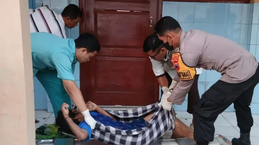 Polisi Tolong ODGJ Sakit Tergeletak di KWK Petarukan Pemalang