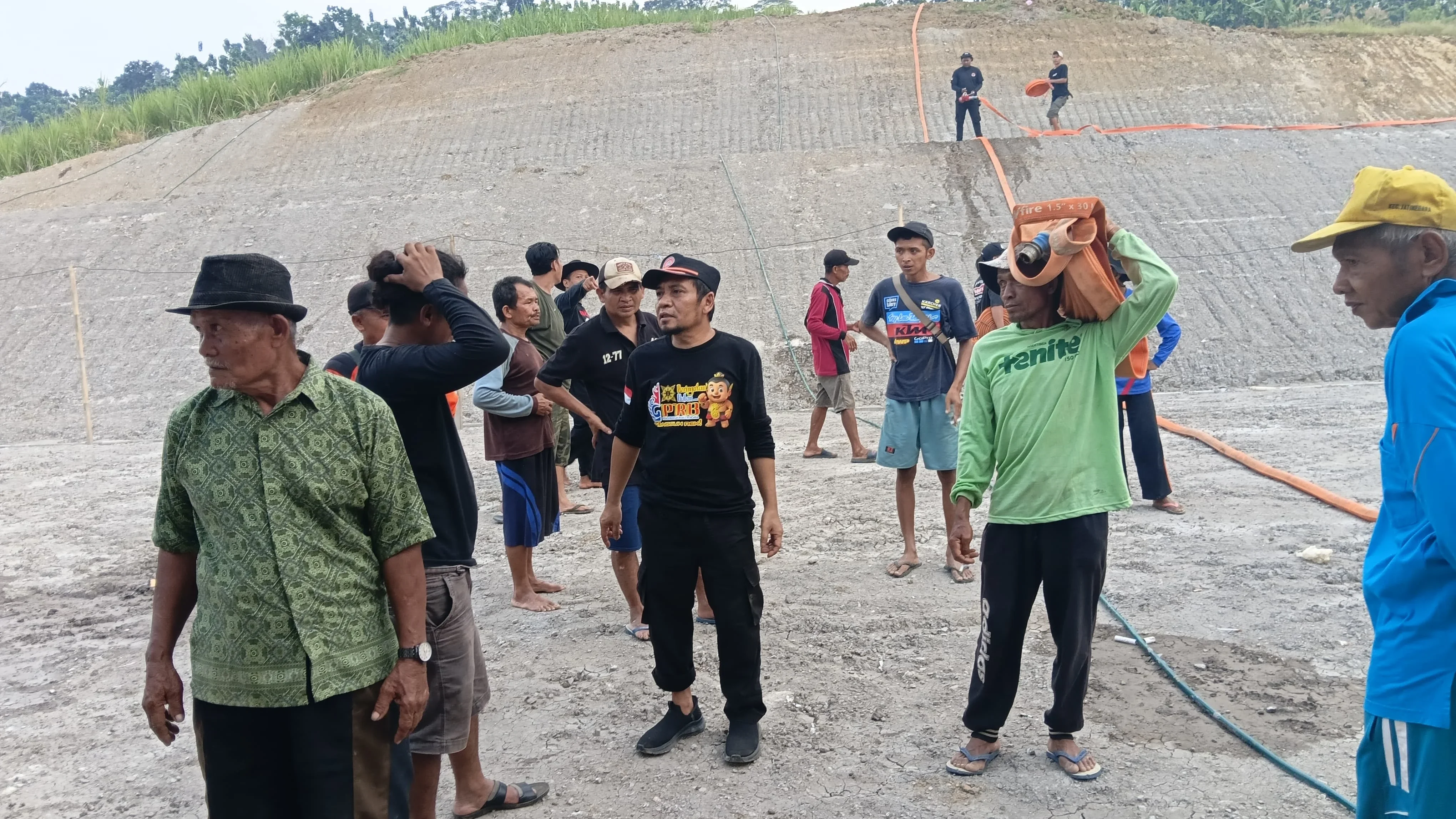 Atasi Kekurangan Air Huntara Capar, BPBD Tegal dan Warga Pasang Selang Sepanjang 2.700 Meter Untuk Alirkan Air dari Kali Onje
