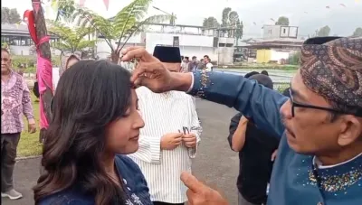 Pernikahan Unik di Lereng Gunung Slamet Tegal, Souvenir Kondangan Terapi Sengat Lebah dan Sayuran