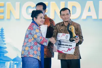 Ahmad Luthfi Bawa Jawa Tengah Raih Penghargaan Pengendalian Inflasi Terbaik dari Kemendagri