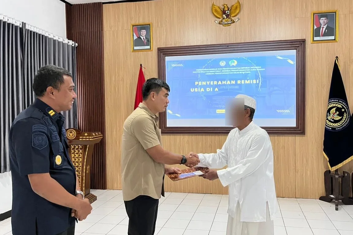 Lapas Batang Serahkan Remisi Khusus kepada Warga Binaan Berusia di Atas 70 Tahun