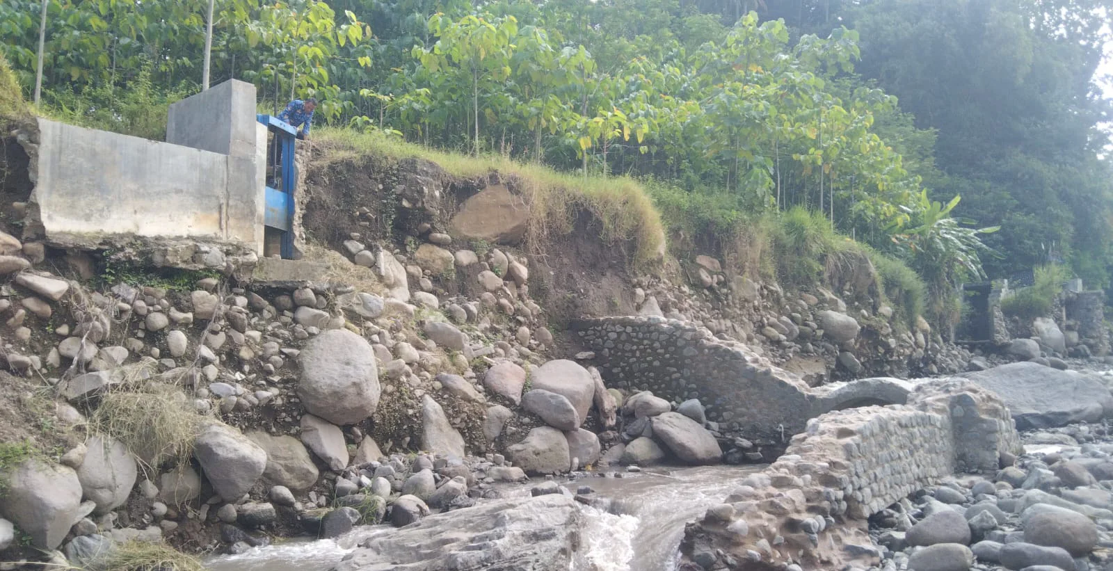 Bendung Kembang di Sungai Keruh Desa Benda, Kecamatan Sirampog, Kabupaten Brebes, rusak akibat banjir sejak akhir 2025.