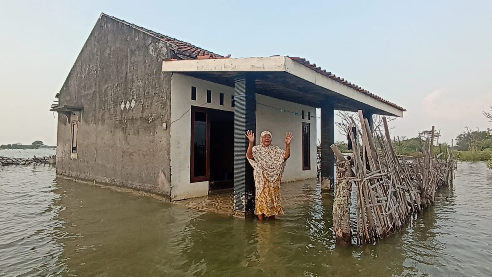 Bertahun-tahun, Nenek ini Tinggal di Rumah Ditengah Kepungan Banjir Rob Kendal
