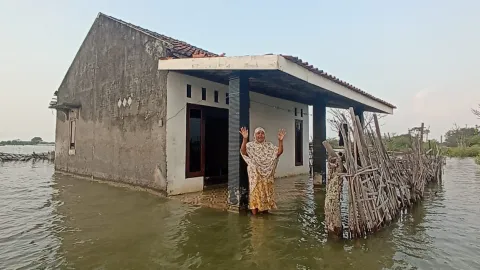 Bertahun-tahun, Nenek ini Tinggal di Rumah Ditengah Kepungan Banjir Rob Kendal