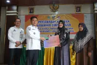 Salurkan Bantuan Rp315 Juta untuk Korban Tanah Bergerak di Kajen Kabupaten Tegal