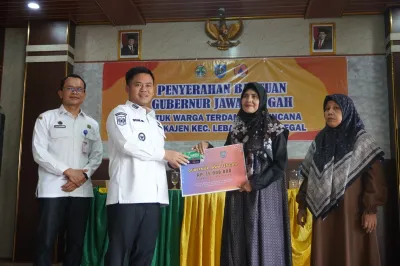 Salurkan Bantuan Rp315 Juta untuk Korban Tanah Bergerak di Kajen Kabupaten Tegal