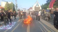 Demo Mahasiswa di Alun-alun Brebes Bawa 10 Tuntutan Memanas, Diwarnai Aksi Bakar Ban