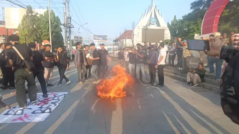 Demo Mahasiswa di Alun-alun Brebes Bawa 10 Tuntutan Memanas, Diwarnai Aksi Bakar Ban