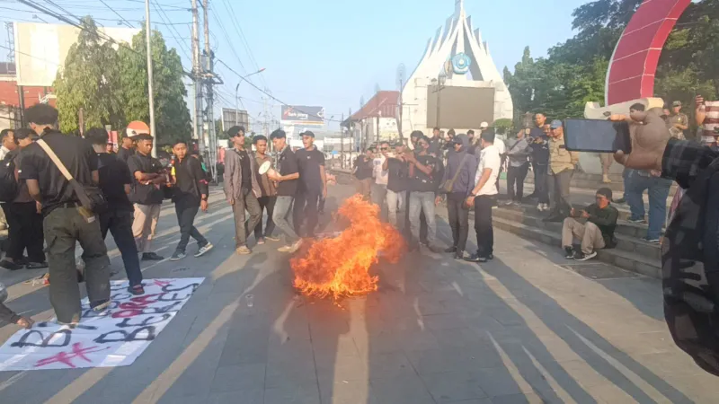 Demo Mahasiswa di Alun-alun Brebes Bawa 10 Tuntutan Memanas, Diwarnai Aksi Bakar Ban