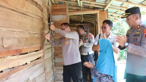 Sambut HUT Bhayangkara ke-80, Polres Pekalongan Bedah Rumah Warga Lansia Penderita Stroke di Kajen