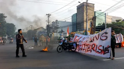 Demo Mahasiswa Pemalang Bakar Ban di Jalanan Kota, Tuntut MBG Dihentikan
