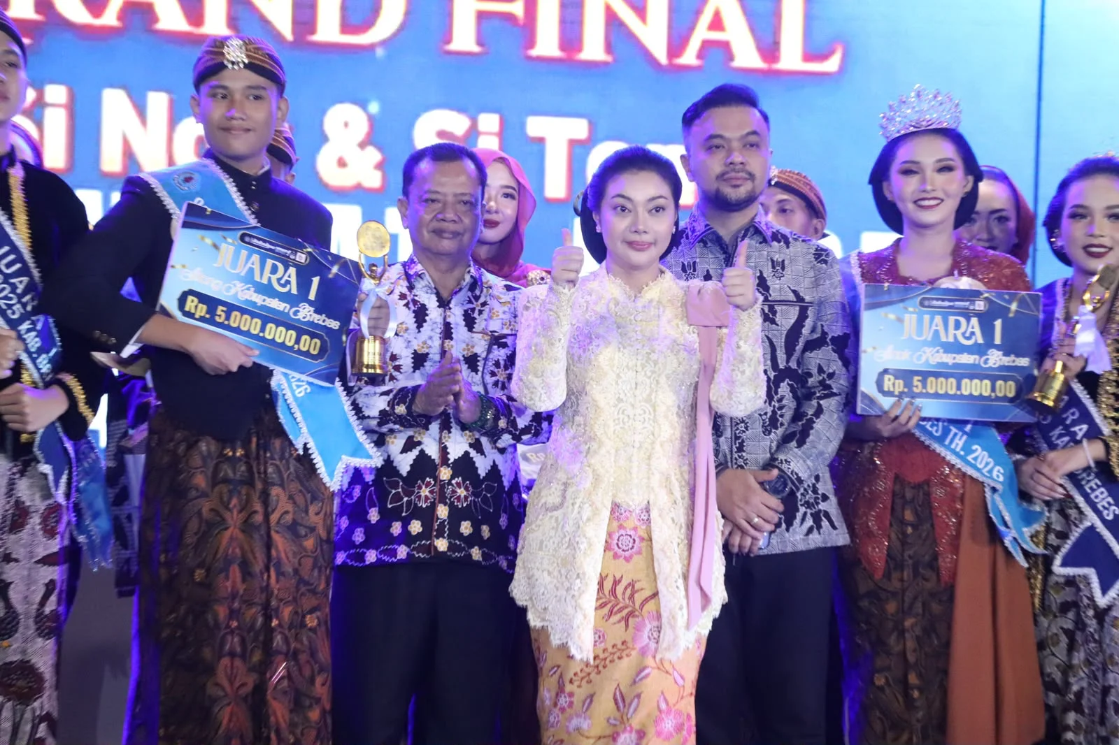 Bupati Brebes Paramitha Widya Kusuma berfoto bersama dengan Sinok Sitong terpilih dan para finaslis.