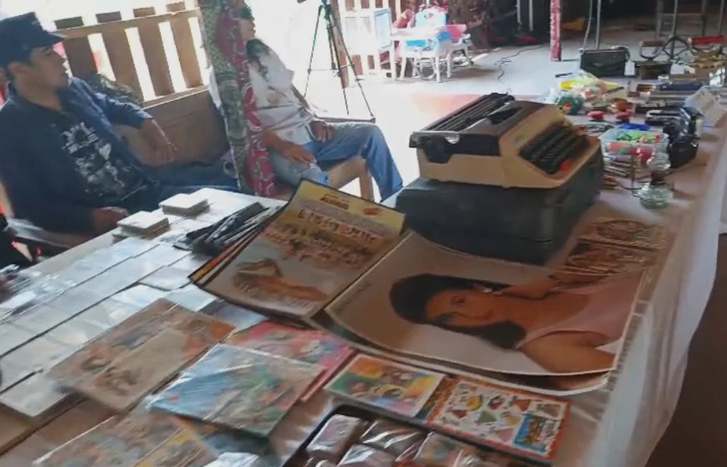 Pameran barang jadul di Pendopo Bang Kodir, Jalan KH Ahmad Dahlan Bumiayu, Kabupaten Brebes. Pameran ini digelar setiap hari Minggu.