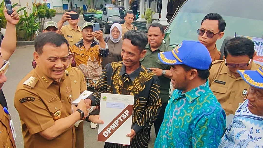 Gubernur Jateng Serahkan Izin Nelayan di Tegal, Dorong Layanan Jemput Bola Meluas