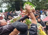 Tradisi Ratiban di Pandansari Brebes, Warga Berebut Berkah dari Tumpeng dan Hasil Bumi