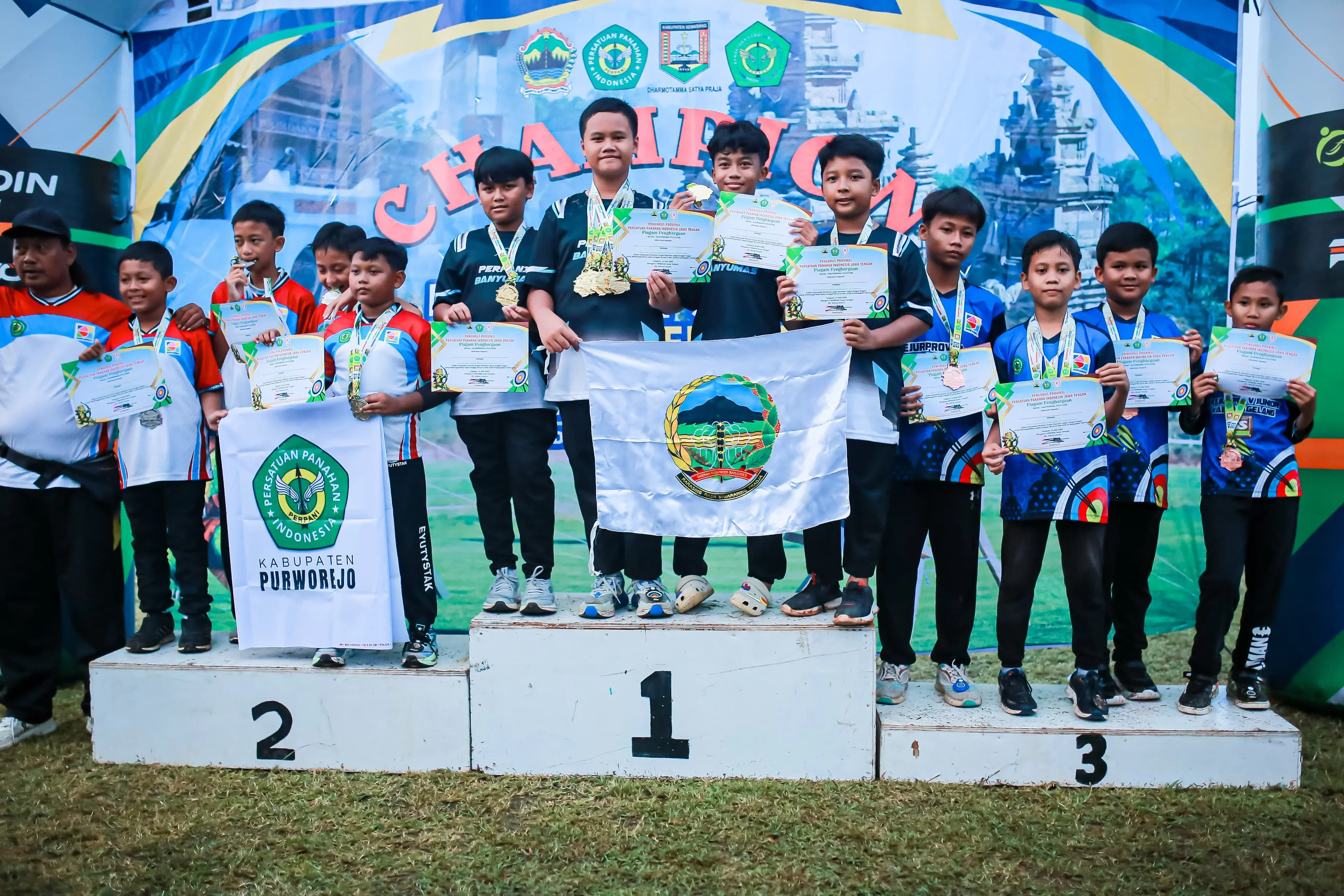 Atlet panahan yunior Kabupaten Banyumas juara umum Kejuaraan Provinsi (Kejurprov) Panahan Junior tingkat Jawa Tengah di Stadion Wujil Ungaran.