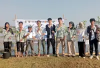 Mahasiswa PSDKU Undip Kampus Batang Ikuti Penanaman Mangrove di Pantai Denasri