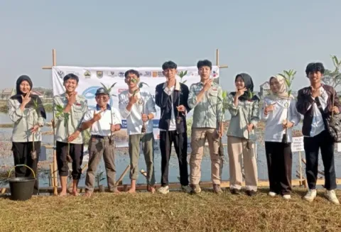 Mahasiswa PSDKU Undip Kampus Batang Ikuti Penanaman Mangrove di Pantai Denasri