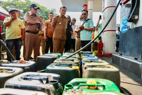 Nelayan Pantura Barat Terbantu, Ahmad Luthfi Pastikan Layanan BBM dan Akses Pelabuhan Lancar