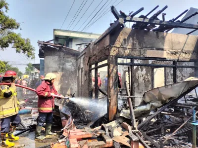 Delapan Motor Hangus Terbakar, Rumah di Kaliwungu Kendal Ludes Dilalap Api