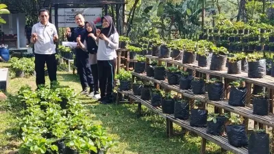 Panen Stroberi Lapas Plantungan Kendal, Bekal Warga Binaan Menuju Mandiri
