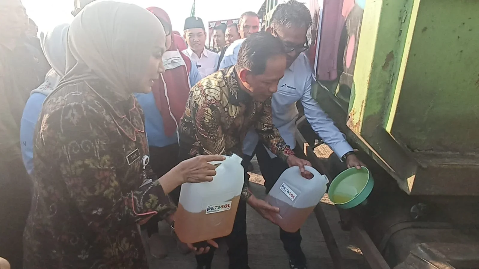 Wamenko dan Dirut Pertamina Foundation dan Bupati Kendal menuangkan Petasol ke mobil truk sampah. (edhot)