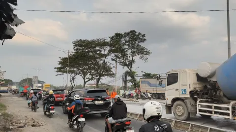 Pantura Brangsong Kendal Diperbaiki, Ribuan Kendaraan Terancam Terjebak Antrean 30 Hari
