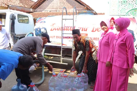 4.000 Liter Air Bersih Mengalir untuk Warga Sirowo, Polres Kendal Hadir di Tengah Kebutuhan Masyarakat