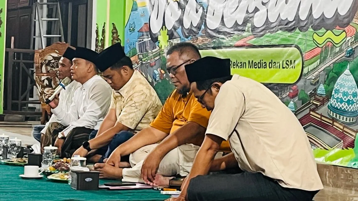 Bupati Tegal H Ischak Maulana Rohman saat memberikan sambutan di acara doa bersama dan silaturahmi di Rumah Dinas Bupati Tegal, Jumat malam 5 Juni 2026. (Guntur)