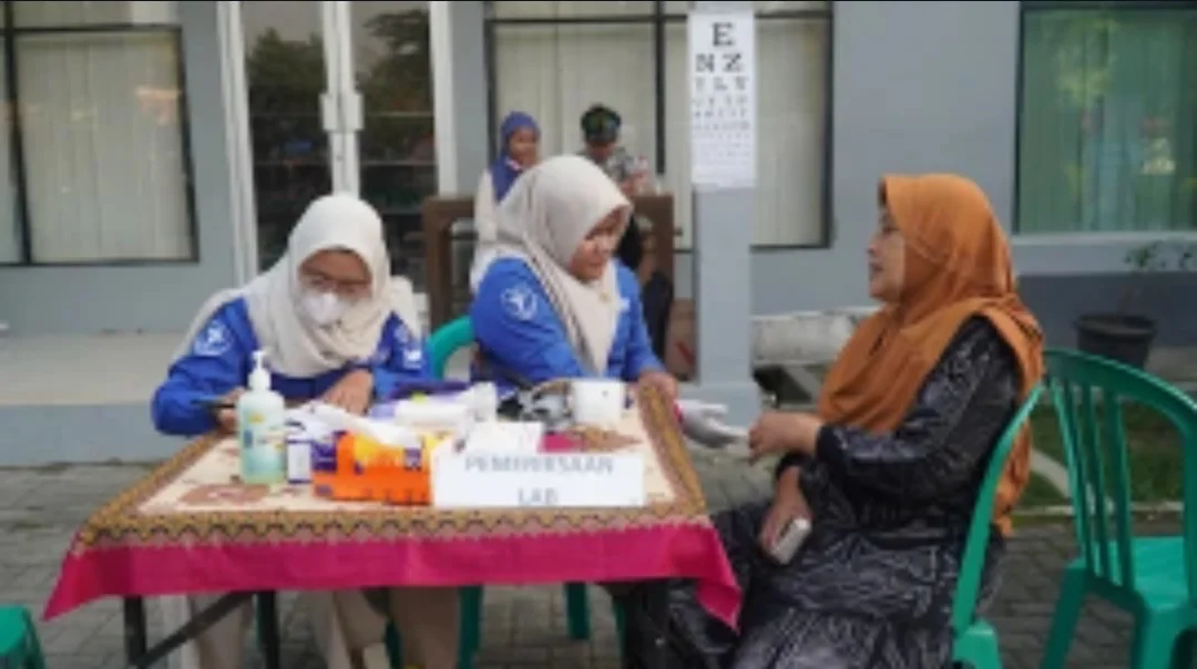 Sejumlah warga mengikuti cek kesehatam gratis ( CKG) dan skrining Tuberkulosis yang diselenggarakan Seksi Kedokteran dan Kesehatan Polres Tegal di halaman PMI Kabupaten Tegal  Alun- Alun Hanggawana Slawi, Minggu , 31 Mei 2026.