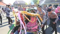 Mandi Kembang Hingga Arakan Becak Hias Warnai Kenaikan Pangkat dan Wisuda Purna Bakti di Polres Tegal