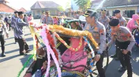 Mandi Kembang Hingga Arakan Becak Hias Warnai Kenaikan Pangkat dan Wisuda Purna Bakti di Polres Tegal
