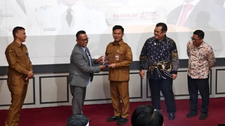 Direktur Jenderal Penempatan KP2MI, Ahnas serahkan cenderamata kepada Bupati Tegal H Ischak Maulana Rohman saat Dialog Tripartit Penguatan Perlindungan ABK Migran di Gedung Dadali Komplek Perkantoran Pemkab Tegal, Selasa 9 Juni 2026. (Dok) 