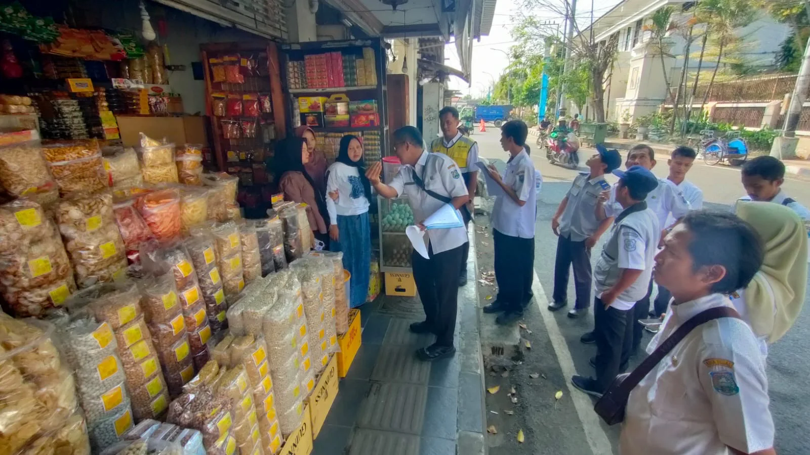 Sejumlah pelaku usaha di kawasan Alun-alun Kota Tegal, mendapatkan sosialisasi tentang pemanfaatan trotoar dari tim gabungan Pemkot Tegal, Rabu 3 Juni 2026.