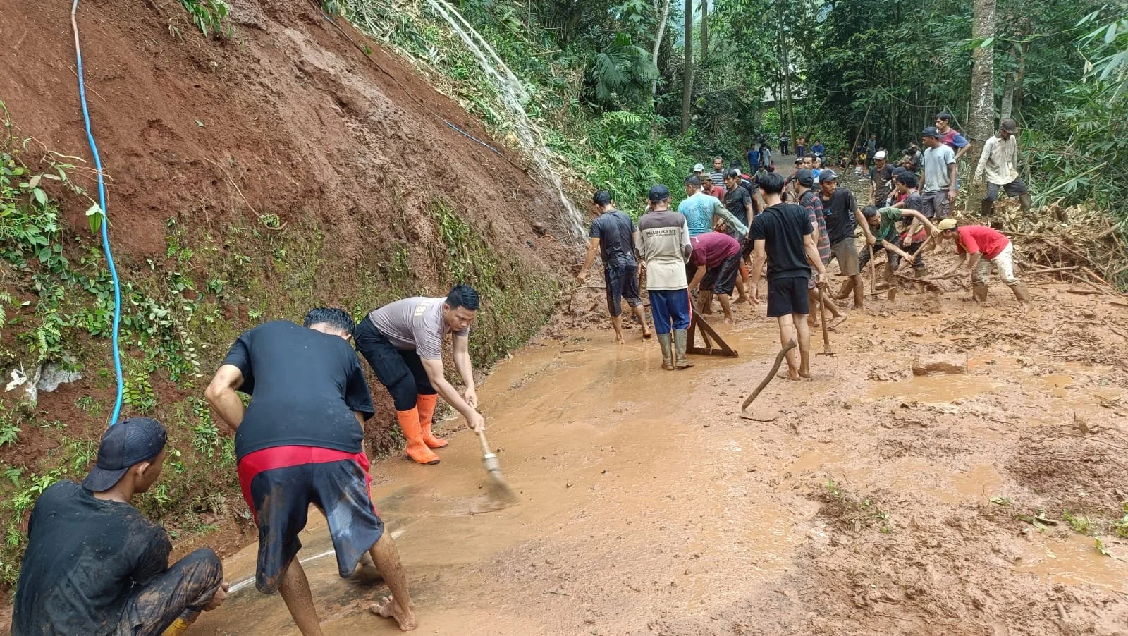 Sinergitas Polisi dan Warga, Polsek Kajen Pekalongan Evakuasi Longsor Dapuran Bambu di Linggoasri