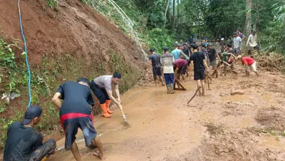 Sinergitas Polisi dan Warga, Polsek Kajen Pekalongan Evakuasi Longsor Dapuran Bambu di Linggoasri