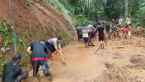 Sinergitas Polisi dan Warga, Polsek Kajen Pekalongan Evakuasi Longsor Dapuran Bambu di Linggoasri