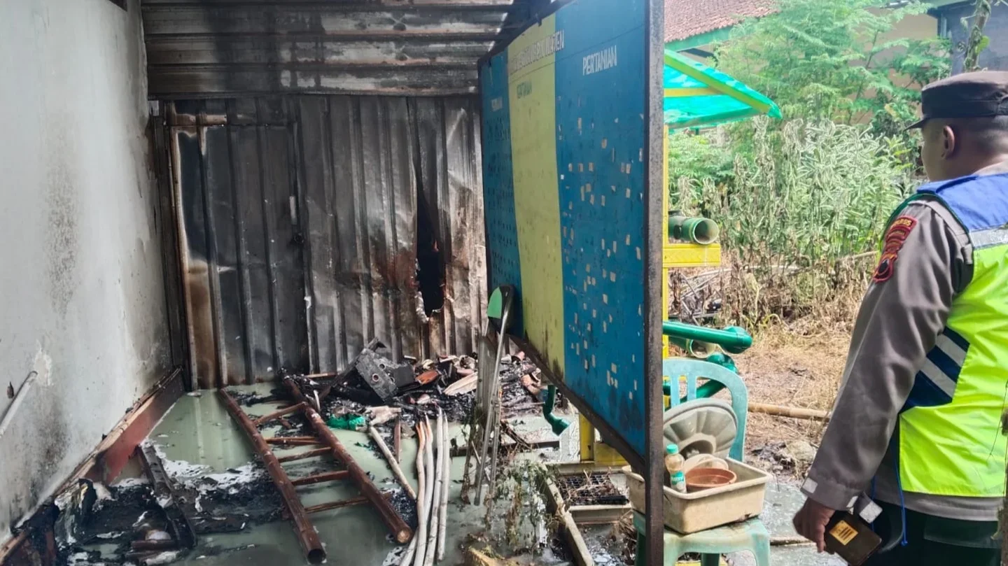 Polisi melakukan olah TKP dan menyelidiki penyebab kebakaran gudang pestisida milik BPP Kajen, Kabupaten Pekalongan, yang terbakar pada Minggu siang.
