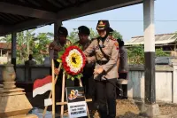 Sambut Hari Bhayangkara ke-80, Polres Batang Ziarah ke Makam Tokoh dan Tabur Bunga ke Laut